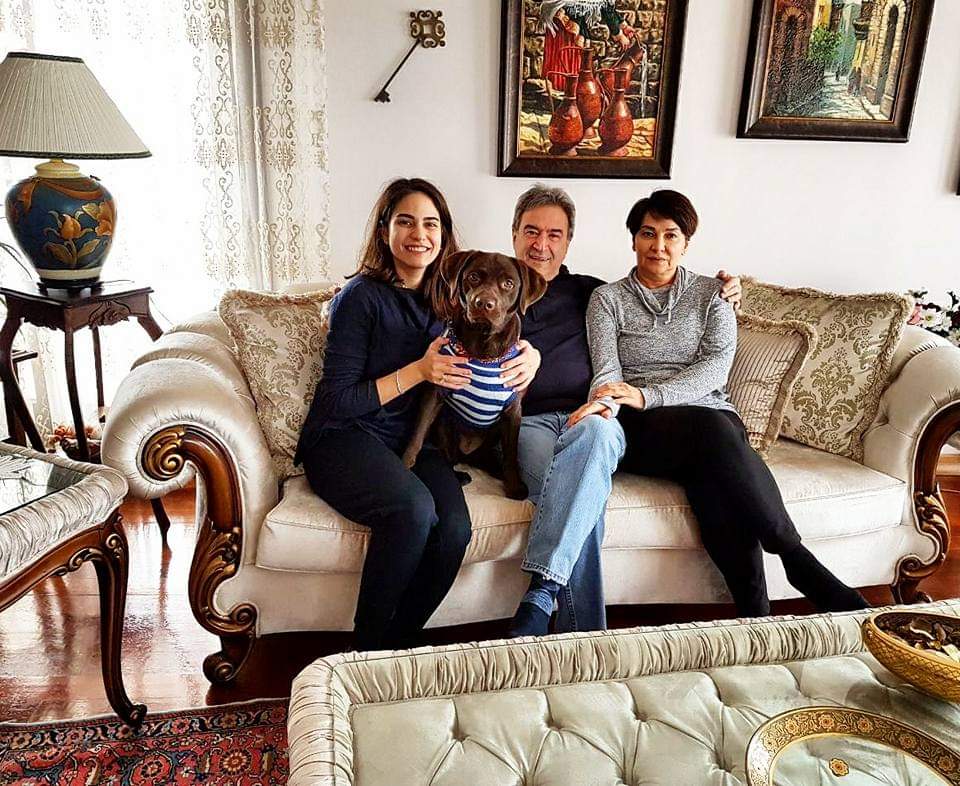 Labrador'ları ve aileleriyle mutlu bir ev